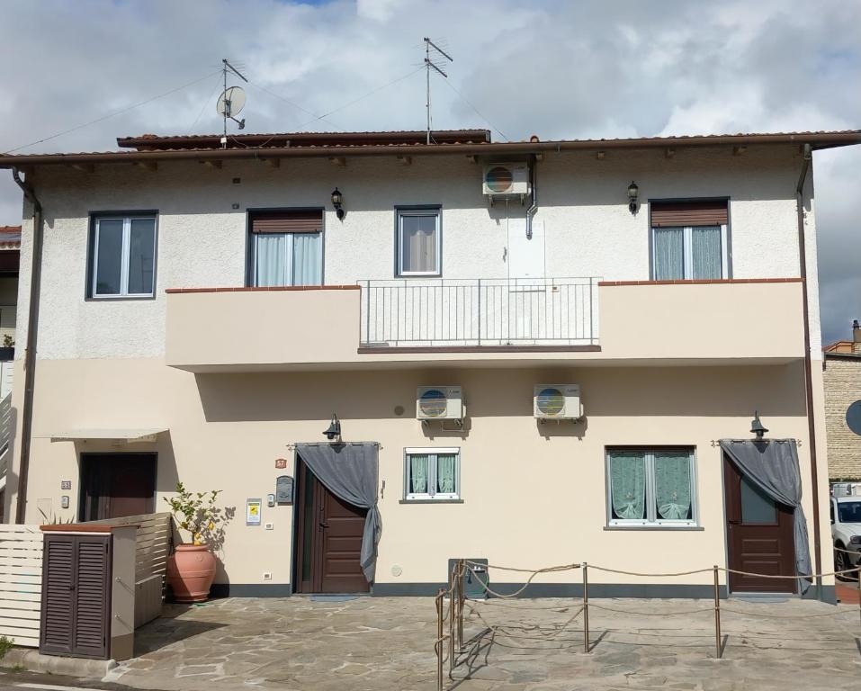 - un grand bâtiment blanc avec des fenêtres et un balcon dans l'établissement Casa Bianca, à Marina di Massa