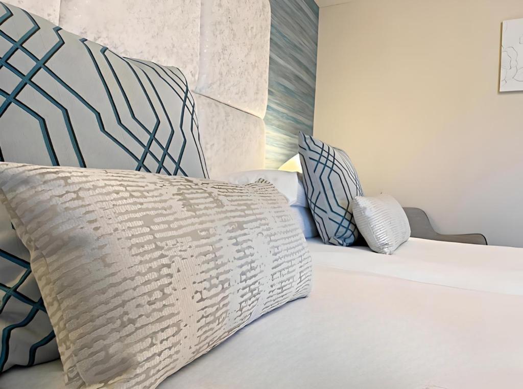 1 dormitorio con cama con almohada en Caerwylan Hotel, en Criccieth