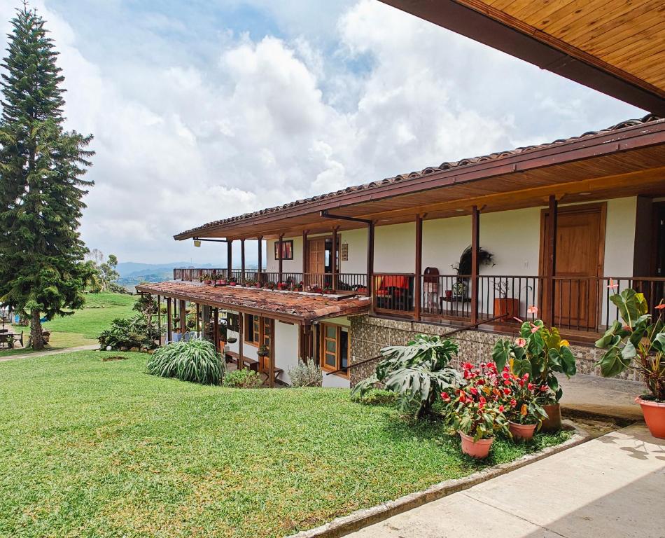 an image of a house with a yard at Zenith Bed & Breakfast in Pereira