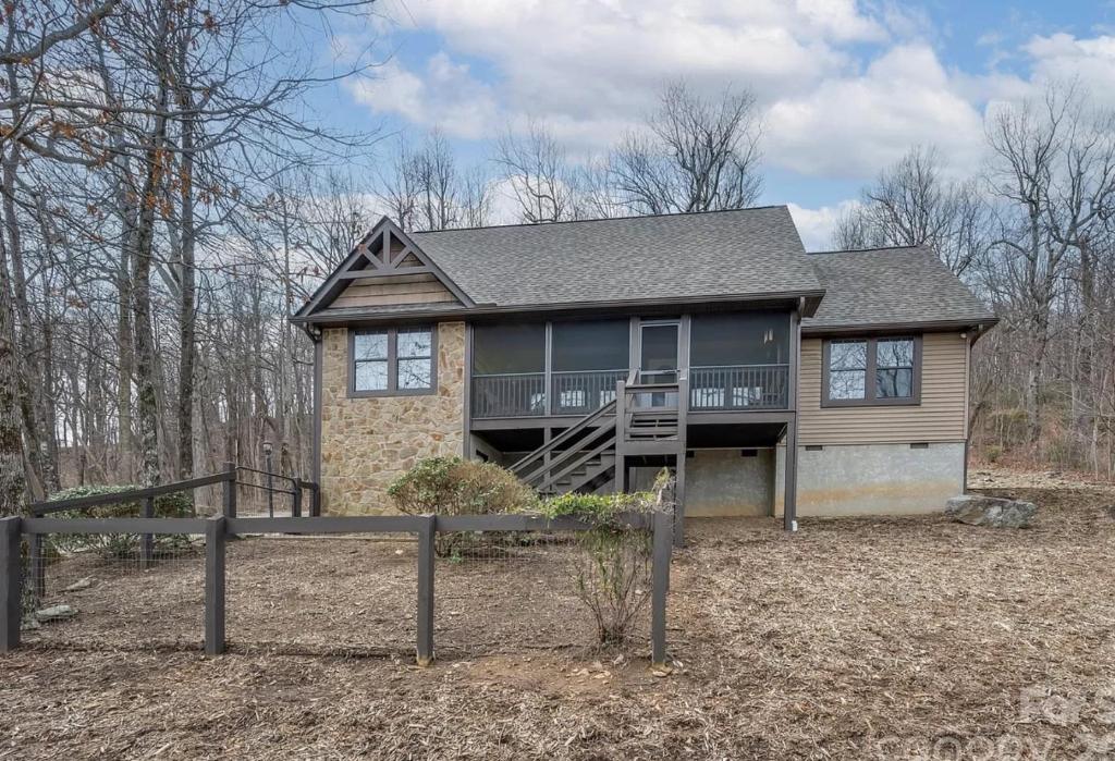 Nature's Getaway A cozy 3 bedroom cabin w fire pit and fenced yard