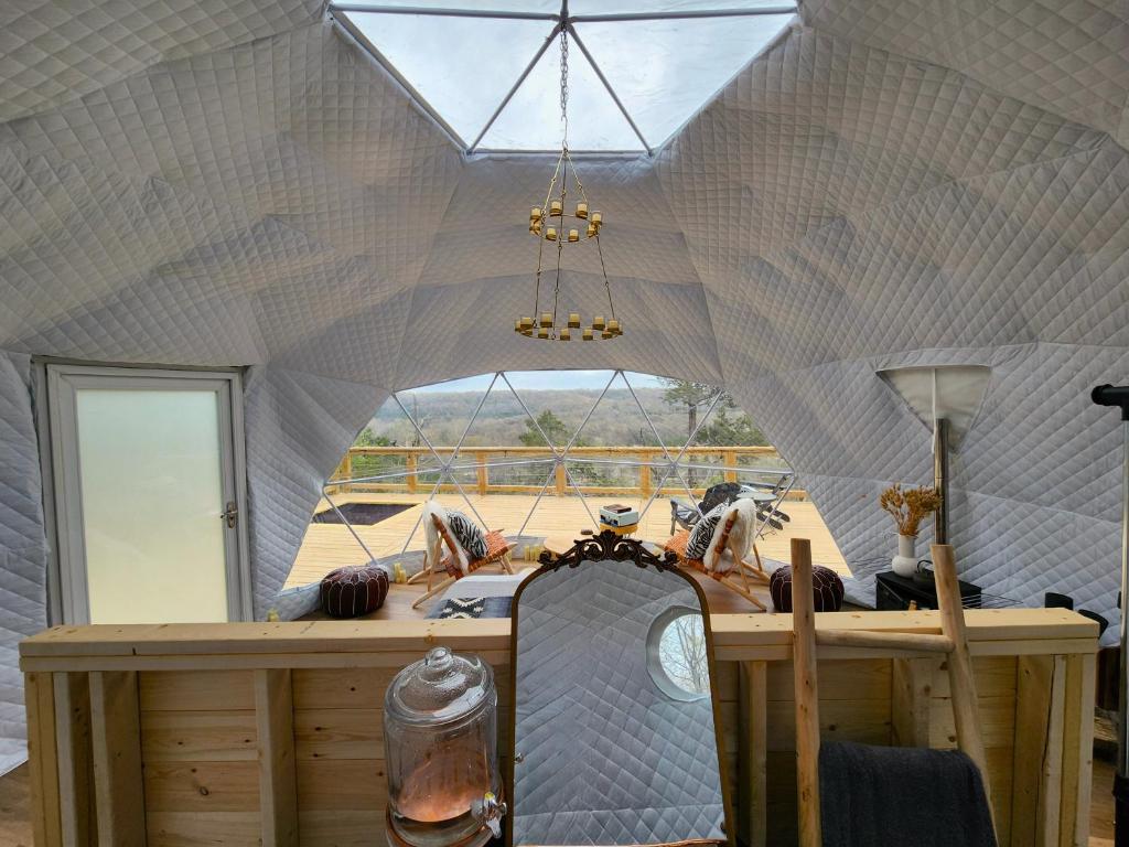 Posezení v ubytování NEW RIVER VIEW Cliff Dome Glamping @ White River, minutes to fishing, hikes!