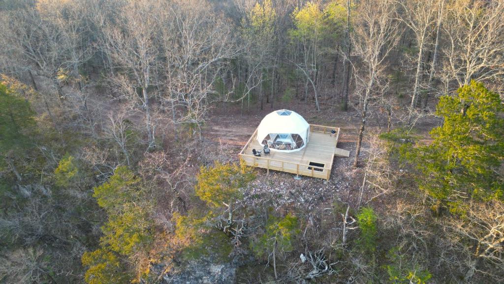 Fotografie z fotogalerie ubytování NEW RIVER VIEW Cliff Dome Glamping @ White River, minutes to fishing, hikes! v destinaci Cotter