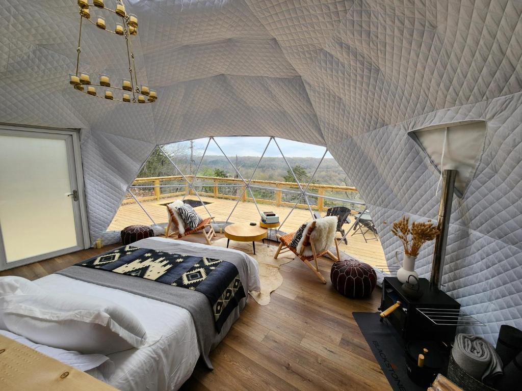 Postel nebo postele na pokoji v ubytování NEW RIVER VIEW Cliff Dome Glamping @ White River, minutes to fishing, hikes!