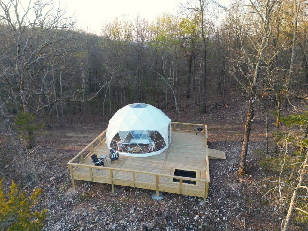 Tienda en una terraza de madera en el bosque en NEW RIVER VIEW Cliff Dome Glamping @ White River, minutes to fishing, hikes! en Cotter