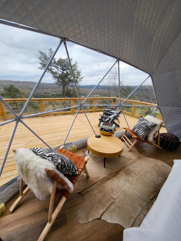 Balkón nebo terasa v ubytování NEW RIVER VIEW Cliff Dome Glamping @ White River, minutes to fishing, hikes!