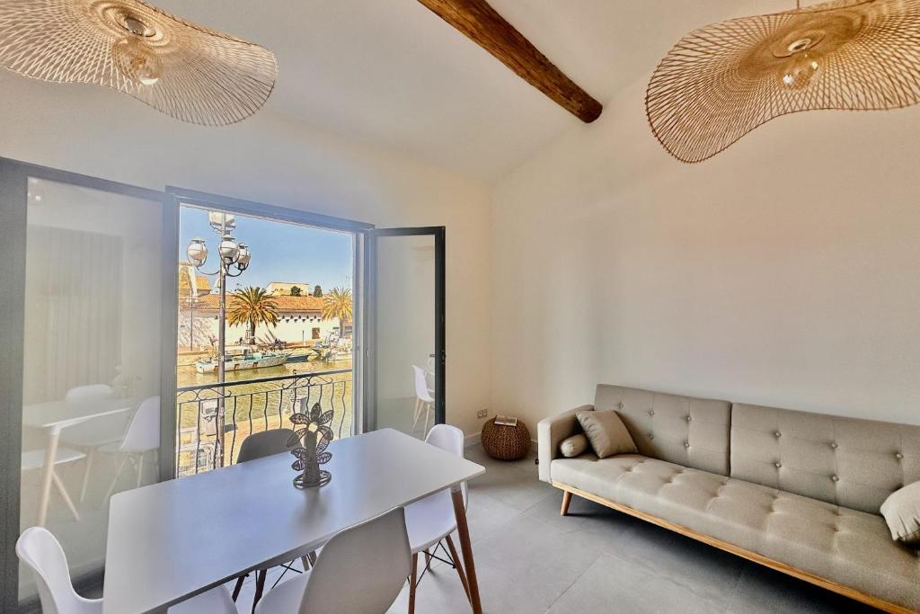Ruang duduk di Les Palmiers - Appartement une chambre vue canal