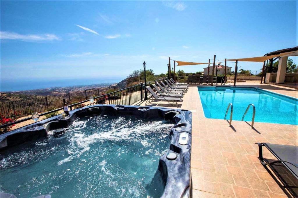 una grande piscina con vasca idromassaggio di Ferienhaus für 10 Personen und 2 Kinder in Kathikas, Westküste von Zypern a Kathikas