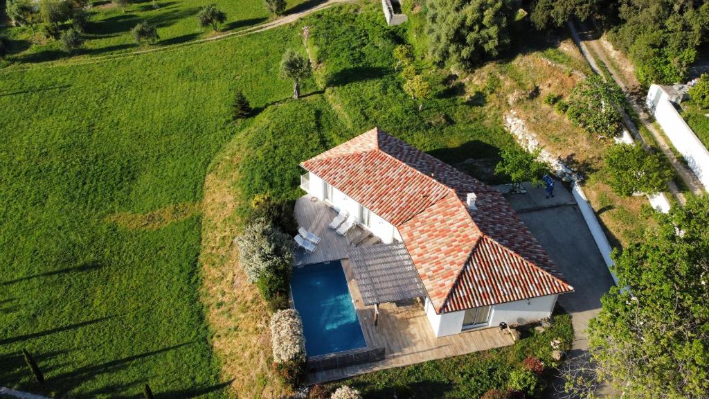 una vista aérea de una casa con piscina en Villa Prestige Dominici By Monarca, en Patrimonio
