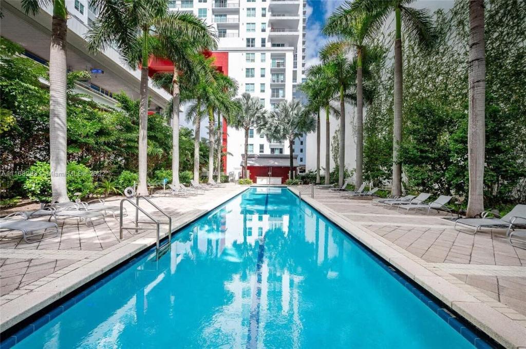 Poolen vid eller i närheten av Long Term Stays Allowed DT Miami Rooftop and Lap pool