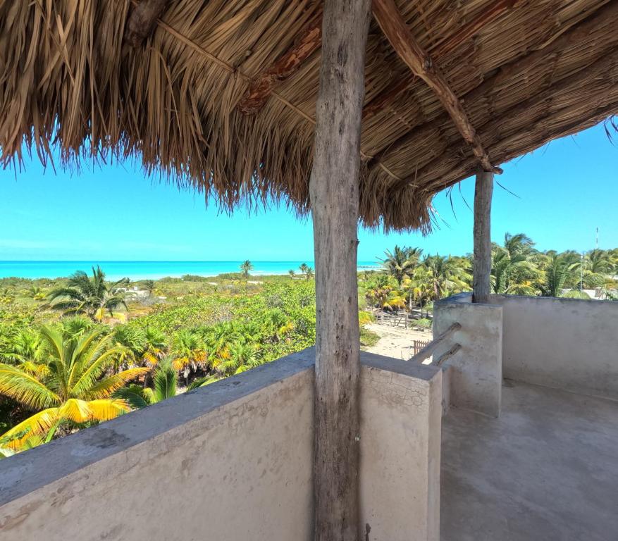 - une vue sur la plage depuis le balcon du complexe dans l'établissement La Casa del Sol, à El Cuyo