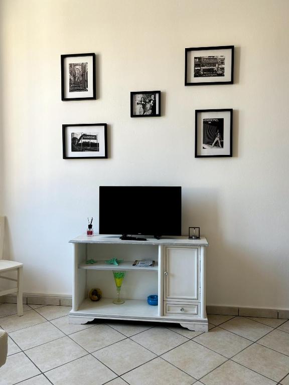 Televízia a/alebo spoločenská miestnosť v ubytovaní Dal Conte