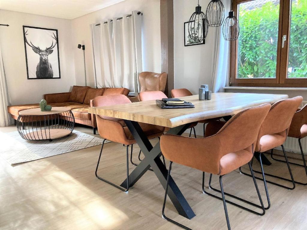 a living room with a wooden table and chairs at Tolles Ferienhaus in Kirchheim mit Schönem Garten in Kirchheim