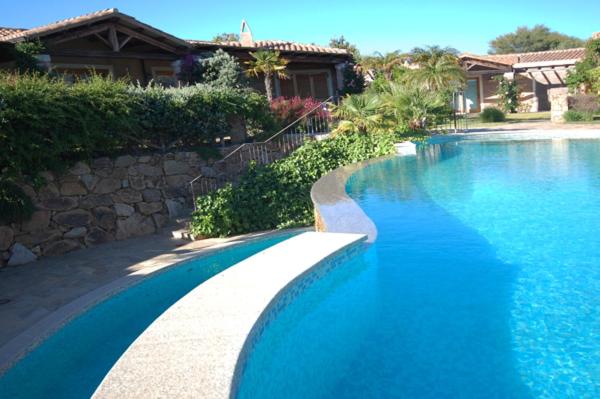 Villino a Chia: Incantevole Rifugio con Piscina