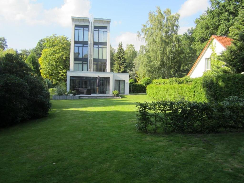 ein Haus mitten im Garten in der Unterkunft Ferienhaus für 4 Personen ca 165 m in Mardorf, Norddeutschland Niedersachsen in Neustadt am Rübenberge