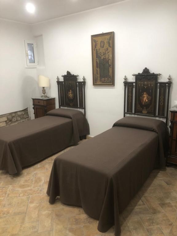 Zimmer mit 2 Betten in einem Zimmer in der Unterkunft Il Rifugio del Pellegrino in Vetralla