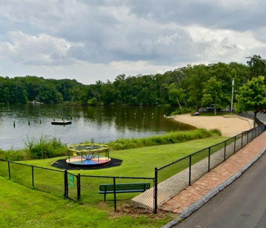 London Towne Bungalow Wloft - Walk To The Beach! - Housity