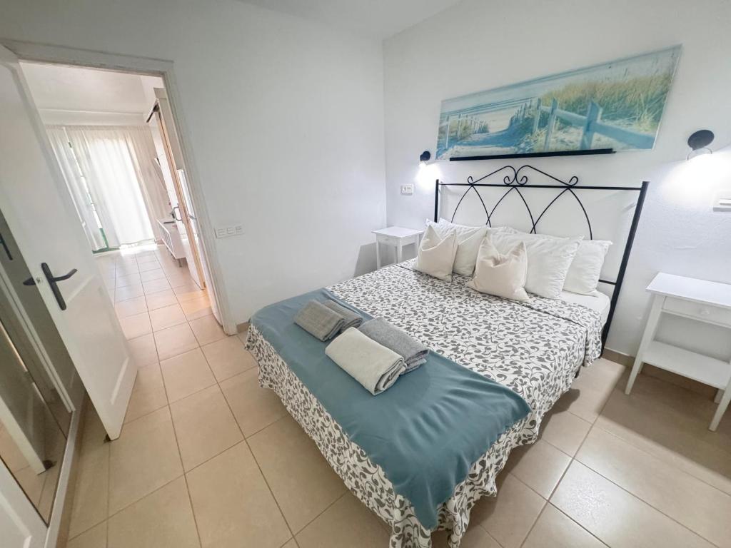 プエルト・デル・カルメンにあるLas Mimosasのベッドルーム(白い枕のベッド1台付)