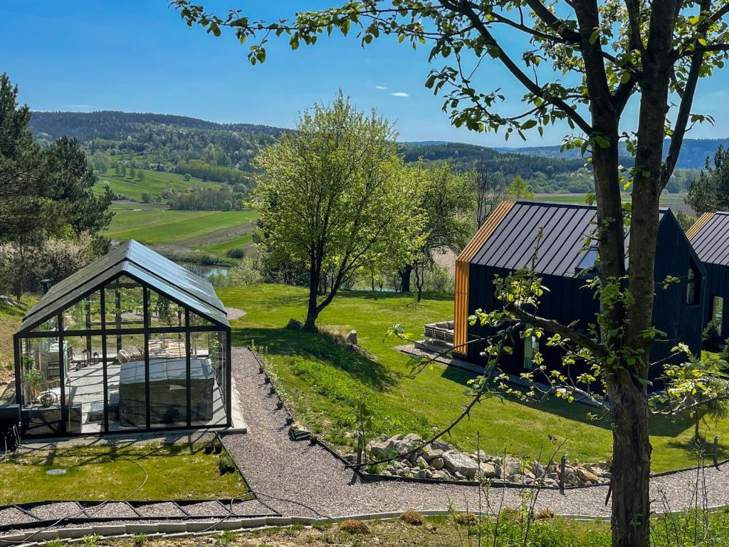 un jardin avec un kiosque et une maison dans l'établissement Stodoły Babice, à Krzywcza