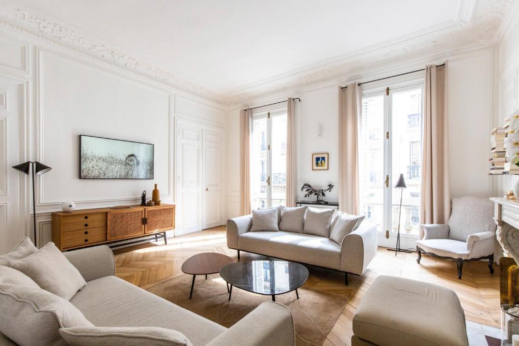 un salon avec deux canapés et une table dans l'établissement Elégant appartement familial à Paris, à Paris