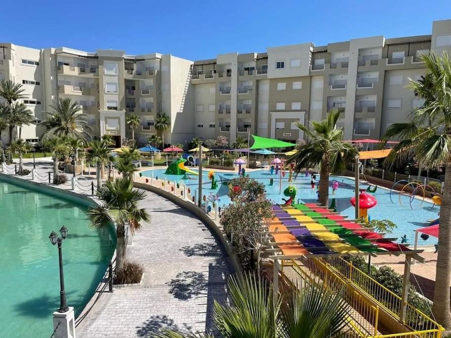 uma piscina num resort com pessoas a brincar em Appartement S2 Palm Lake Folla - Monastir em Monastir