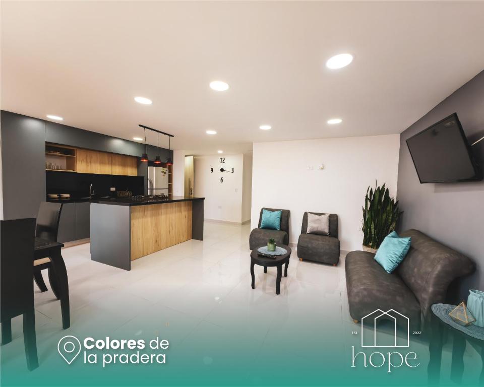 uma sala de estar com um sofá e uma cozinha em Colores de la pradera by Hope em Guatapé