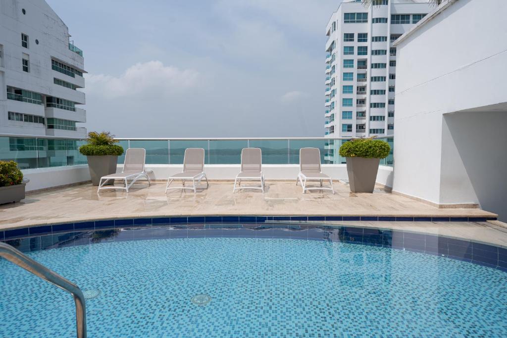 una piscina en la azotea de un edificio en Tres habitaciones - Vista al Mar en Cartagena de Indias