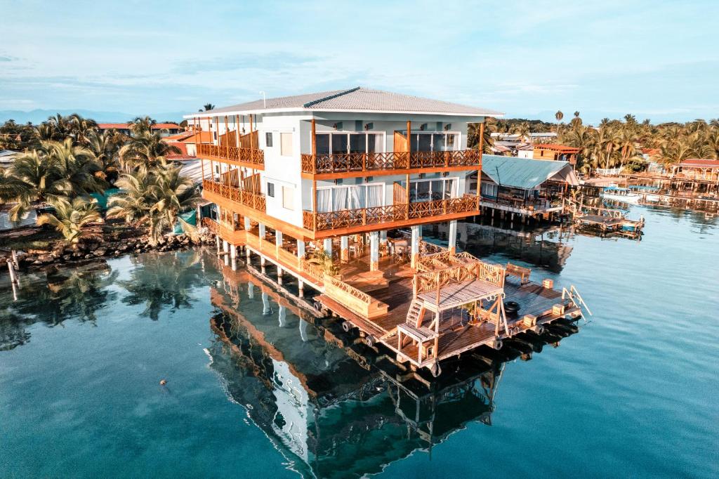 Vue aérienne d'une maison sur l'eau dans l'établissement Bambuda Bocas Town, à Bocas del Toro