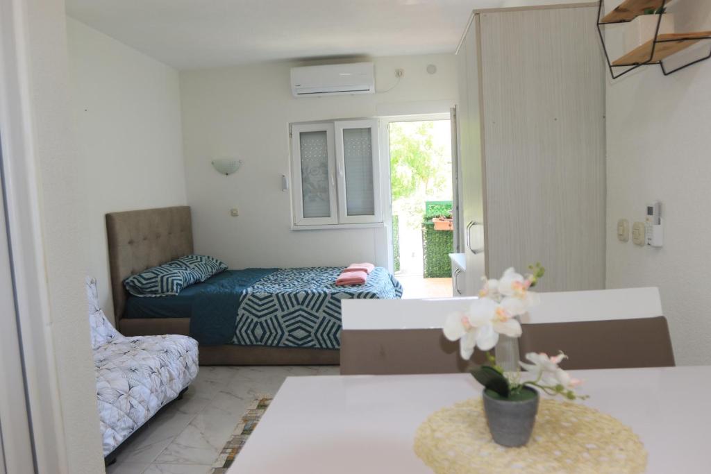 ein kleines Zimmer mit einem Bett und einem Sofa in der Unterkunft Apartman Lile Raca in Ohrid