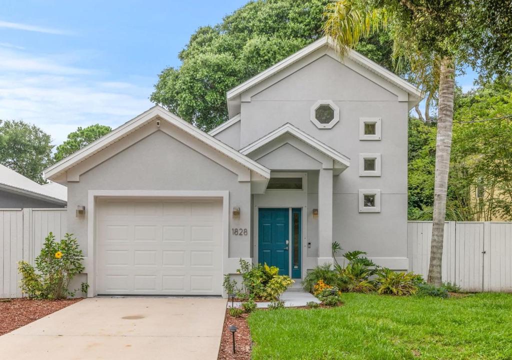 una casa bianca con garage di Castile Oasis - Minutes to Beaches & State Park a St. Augustine
