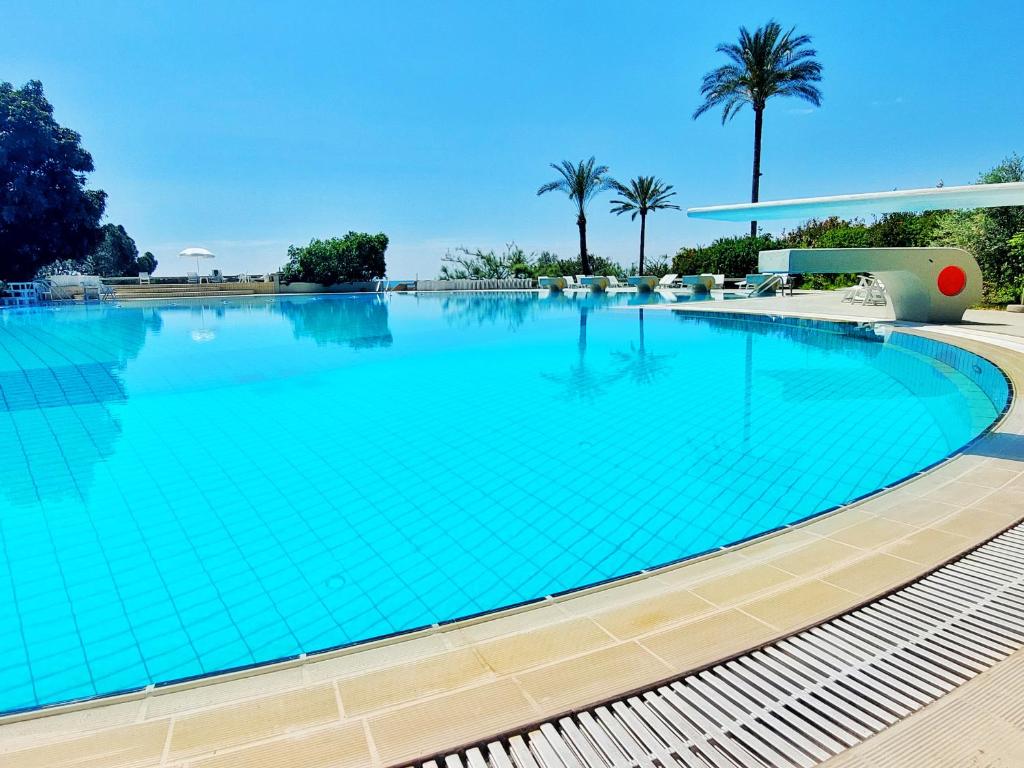 Bazén v ubytování Rita's Duplex Chalet in Manar Jounieh Resort nebo v jeho okolí