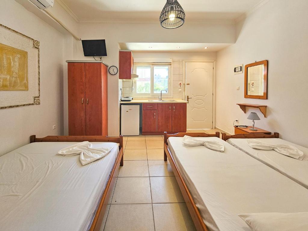 Postel nebo postele na pokoji v ubytování Hotel Exarhos