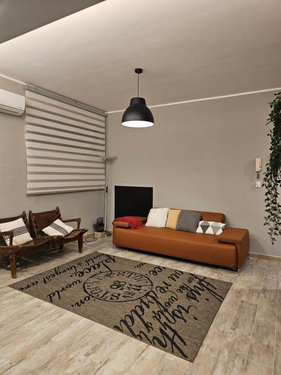 een woonkamer met een bank en een tapijt bij Santrid apartment in Catania