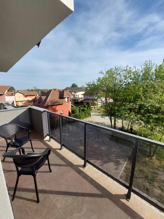 een balkon met uitzicht op een tuin bij Apartman M-17 in Veliko Gradište