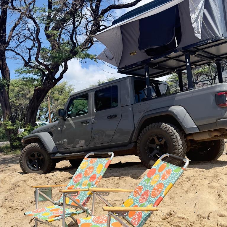 Fotografie z fotogalerie ubytování Embark on a journey through Maui with Aloha Glamp's jeep and rooftop tent allows you to discover diverse campgrounds, unveiling the island's beauty from unique perspectives each day v destinaci Paia