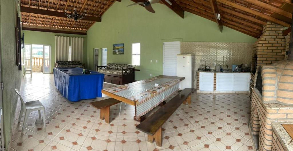 une grande chambre avec une table et une cuisine dans l'établissement Chácara Nativa, à Vargem