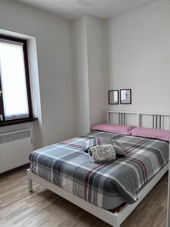een slaapkamer met een groot bed met roze en blauwe lakens bij A due passi dal lago in Canzo