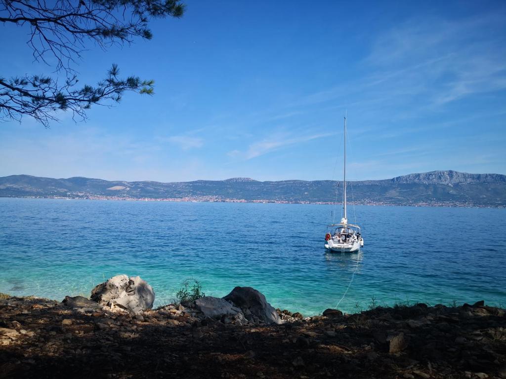 a sailboat in the middle of a large body of water at Apartmani Dianna in Kaštela