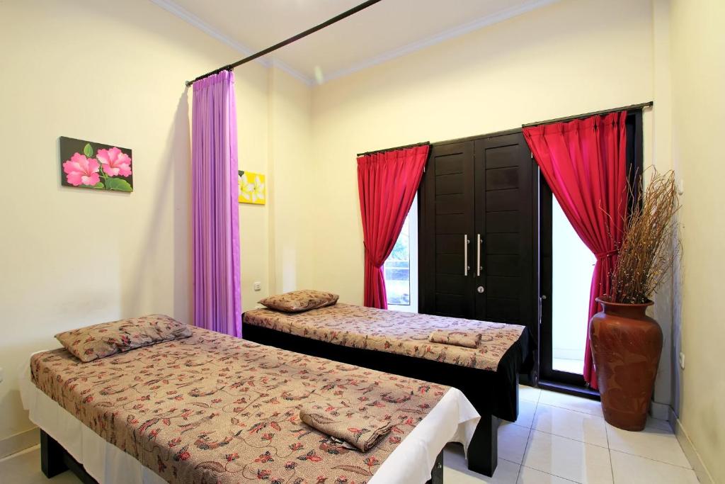 Postel nebo postele na pokoji v ubytování Ramantika Bali House