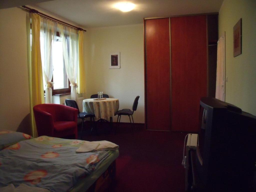 Penzion Lesna - Habitación Cuádruple Con Balcón Y Cama Extra