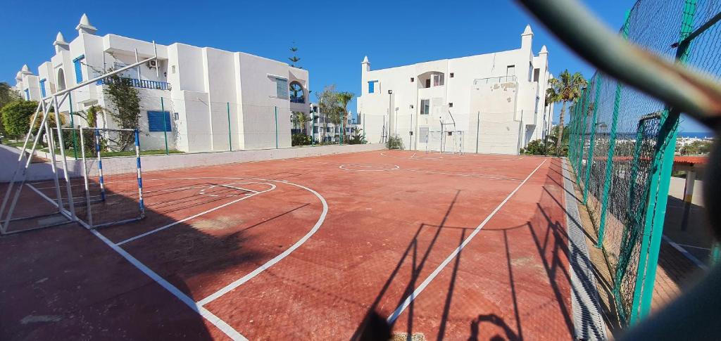 Tenis a/nebo squash v ubytování Kabila vista n4 vue piscine nebo okolí