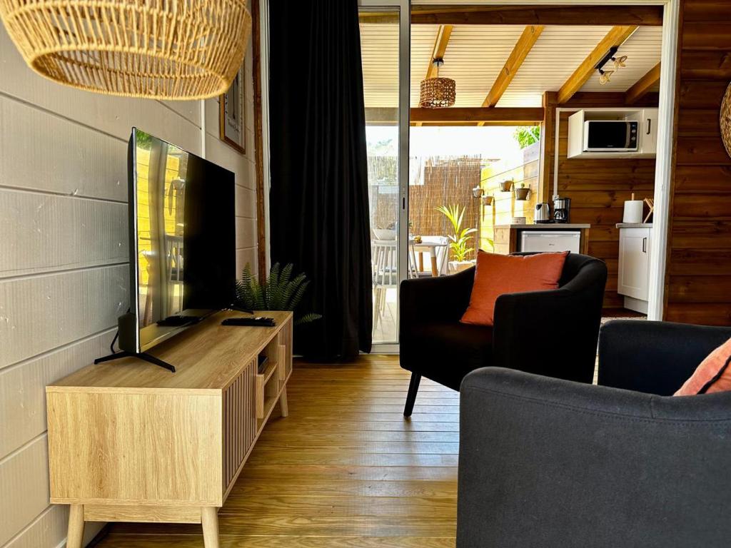TV a/nebo společenská místnost v ubytování Bungalow L'hibiscus