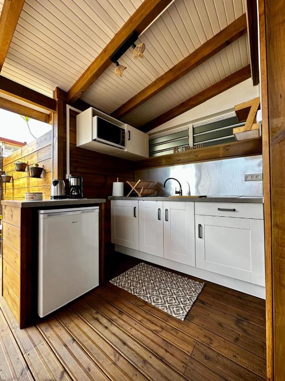 Kuchyň nebo kuchyňský kout v ubytování Bungalow L'hibiscus