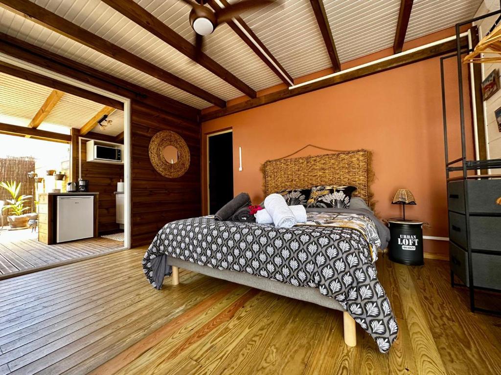 Postel nebo postele na pokoji v ubytování Bungalow L'hibiscus