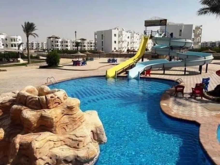 Bazén v ubytování Golden beach 2 Ras sedr Cozy chalet nebo v jeho okolí