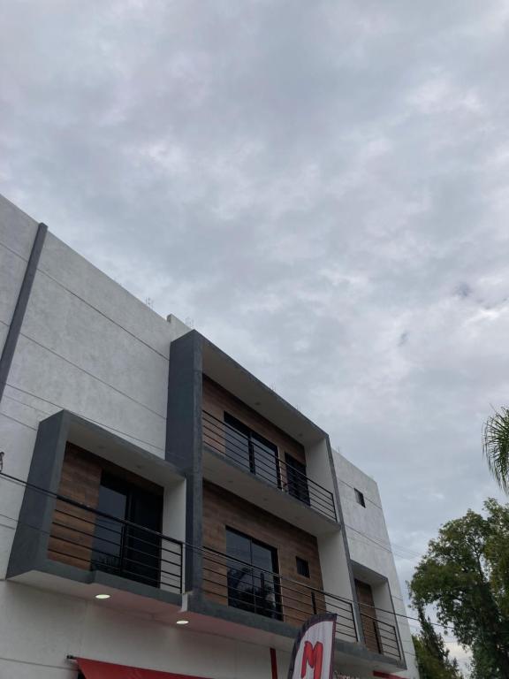 a building with a balcony on the side of it at Excelente Loft Céntrico in Zinapécuaro de Figueroa