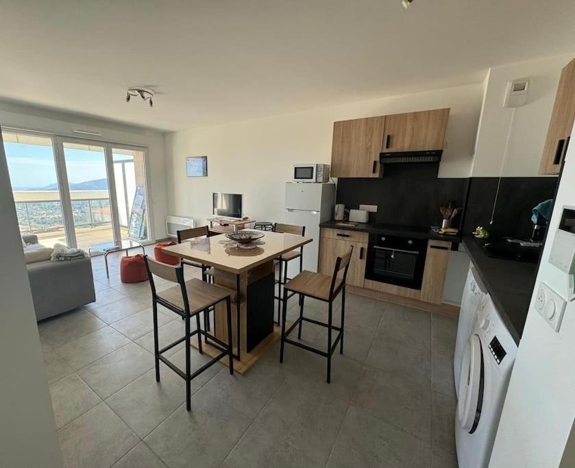 une cuisine avec une table et des chaises dans une cuisine dans l'établissement Belle vue, à Grasse