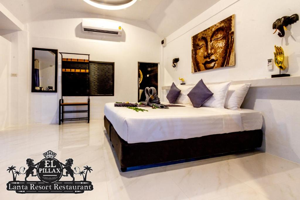 A bed or beds in a room at Lovely 1-Bed Chalet in El Pillax Koh Lanta