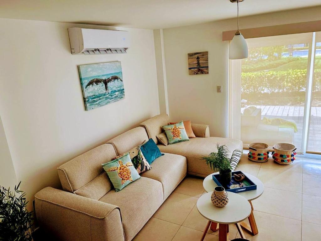 a living room with a couch and a table at Agradable estancia en Monterrico in Monterrico