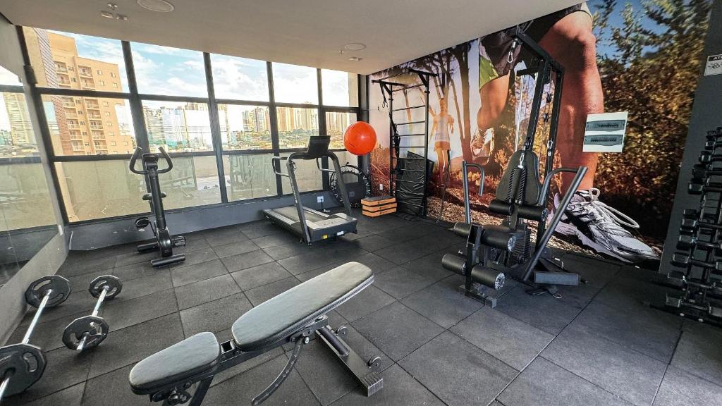 een fitnessruimte met diverse fitnessapparatuur in een gebouw bij Monte Carmel in Ribeirão Preto