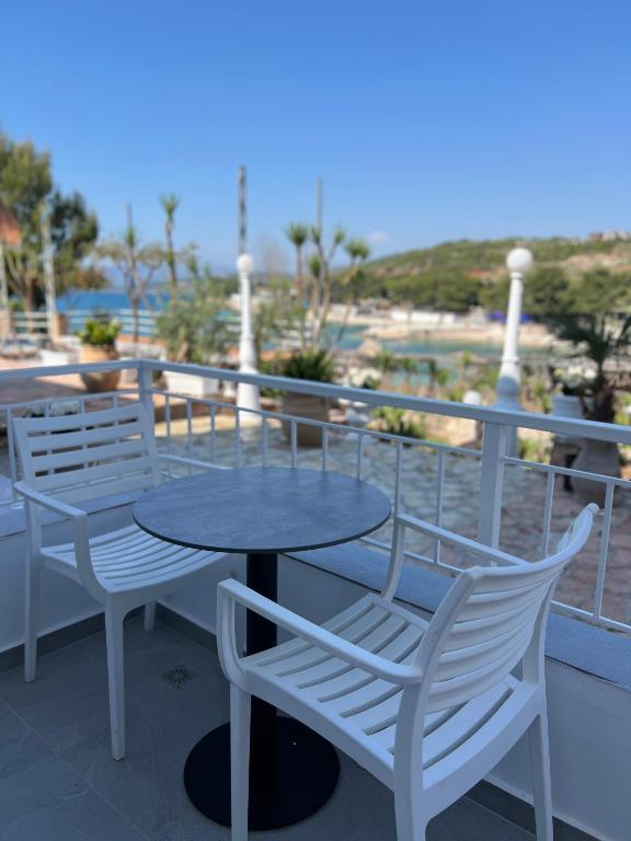 EMAAR Hotel Ksamil - BEACHFRONT , Newly Renovated - Tweepersoonskamer Met Uitzicht Op De Tuin